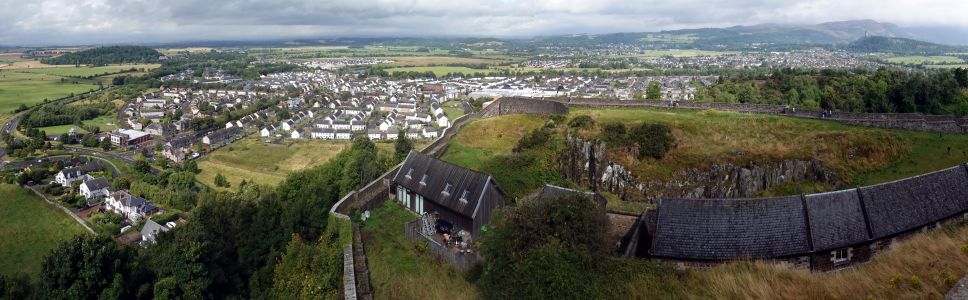Panorama z hradu Stirling. Vpravo na kopci je Wallace Monument.